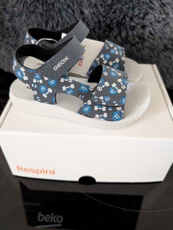 Sandales d'été garçon. Semelle intérieure en cuir. Taille 25. Légères au poids. Neuf. Geox 