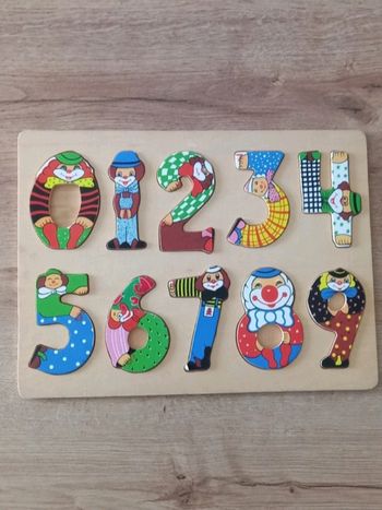 Puzzle en bois " chiffres " 10 grosses pièces. 