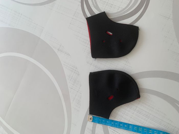 Chaussettes à talons noir et rouge - 10.5 x 10.5 cm - photo numéro 5