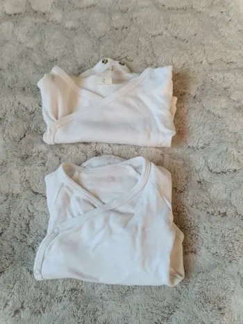 Lot deux bodies  blancs  1 et 3 mois Kimbaloo Tex 56 et 60cm cm