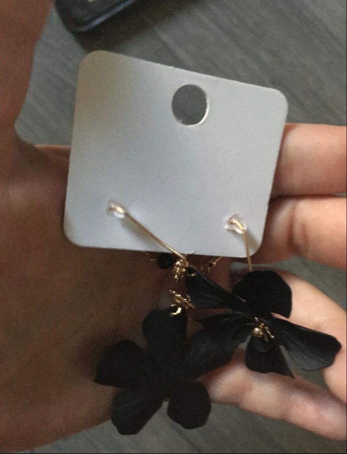 Boucles d’oreilles NEUVES pour femme forme de fleurs couleur noir - photo numéro 2