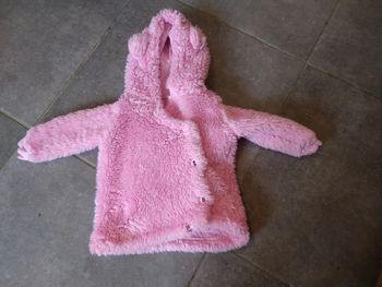 Manteau rose avec oreilles d ourson