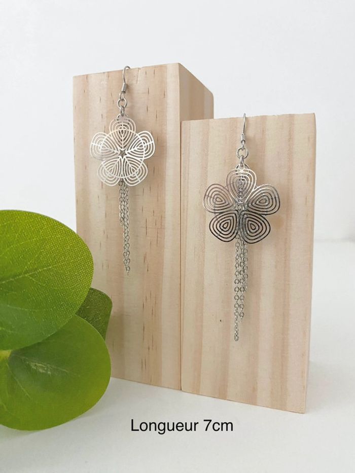 Boucles d’oreilles pendantes - chaînettes et fleurs - 🌸 - photo numéro 2