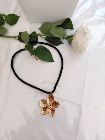 Collier fleur a cordon