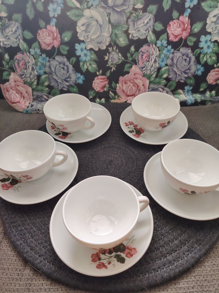 Ensemble de 5 tasses à café et soucoupes Arcopal motifs floraux - photo numéro 5