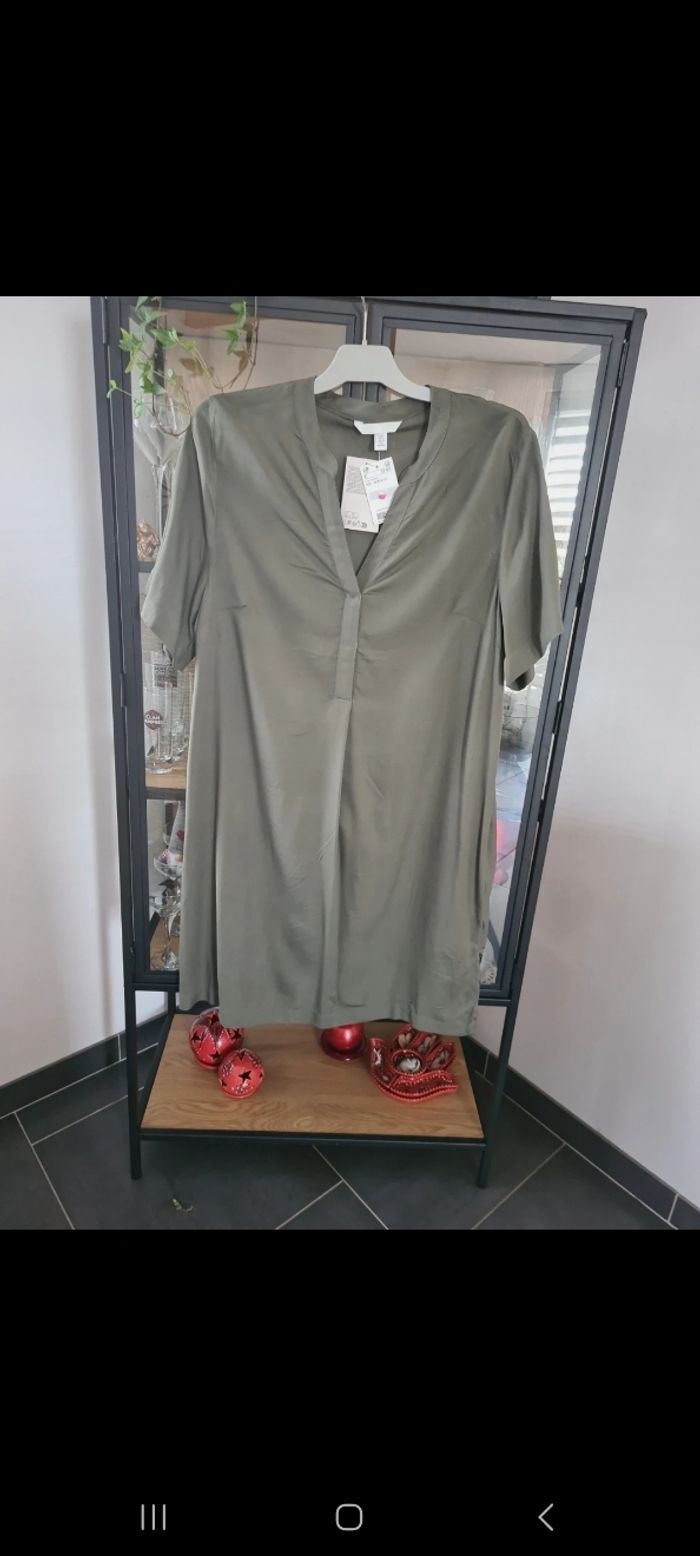 Robe kaki très jolie neuf avc étiquette