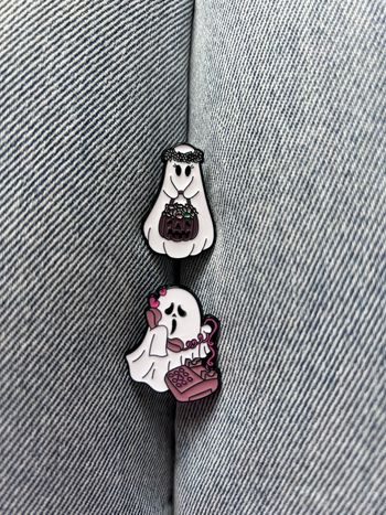 2 pins en émail fantôme