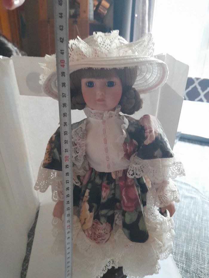 Poupée porcelaine fleurs et dentelles vintage - photo numéro 2
