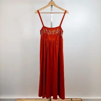 Robe longue rouille à fines bretelles et broderies florales sur le buste – taille 38 A859
