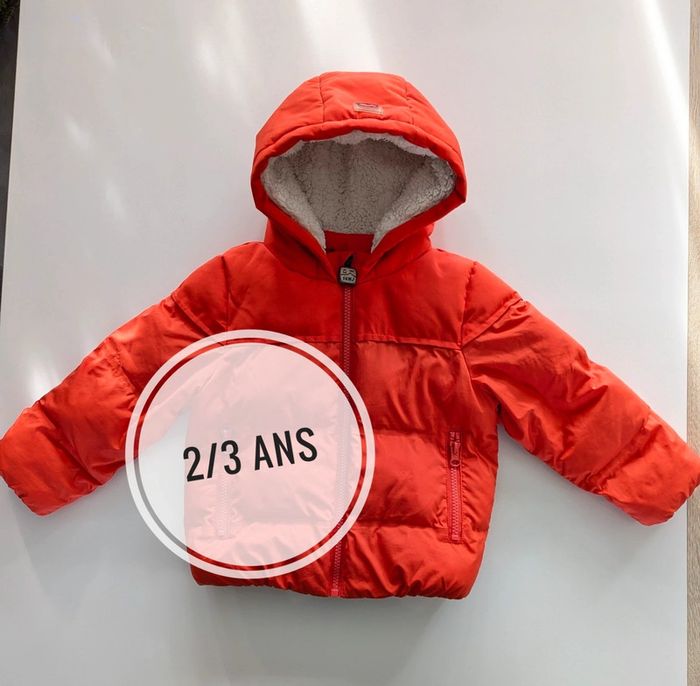 Doudoune rouge chaude à capuche – Taille 2-3 ans /98 cm – Très bon état