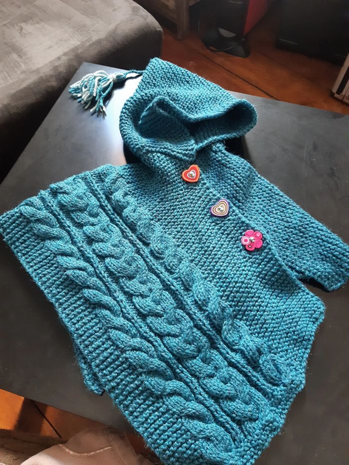 Superbe poncho capuche pompon bleu bébé fille 12 24 mois