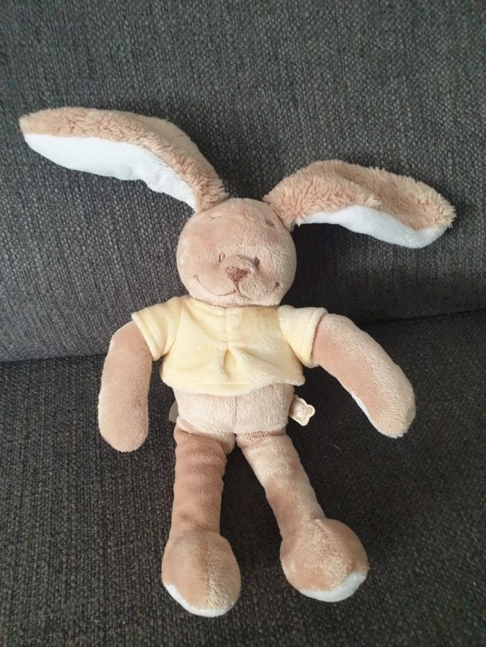 Doudou lapin beige pull jaune Gaspard NOUKIE'S