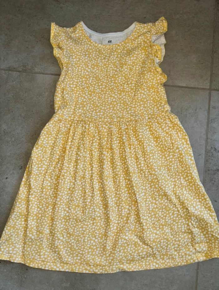 Robe jaune à fleurs