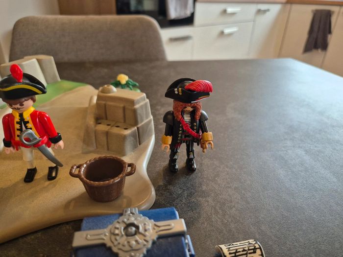 Playmobil Décor avec 3 personnages dont 1 soldat anglais et 2 pirates et accessoires armes or - photo numéro 3