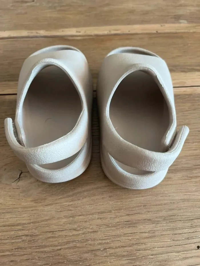Sandales Yeezy Slide Bone - photo numéro 3