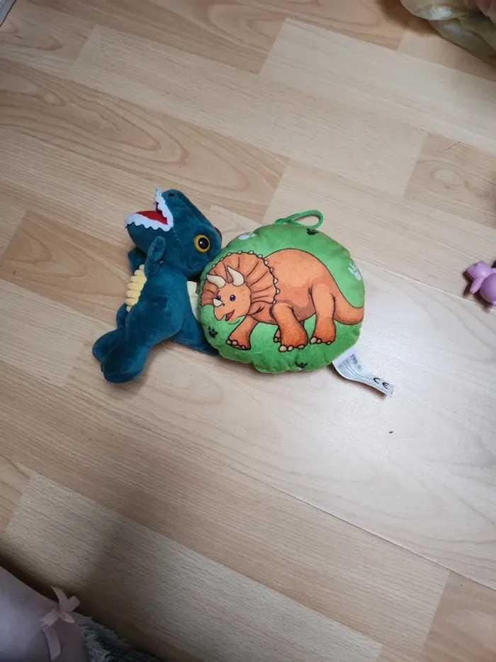 Peluches dinosaures