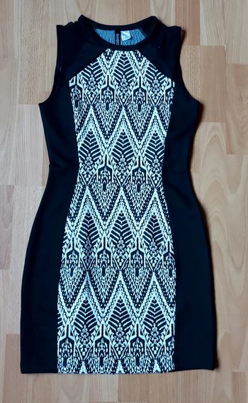 Robe noire et blanche moulante