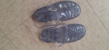 Une paire de sandales   pointure  27