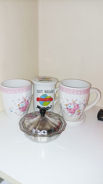 Sucrier et ses tasses en porcelaine