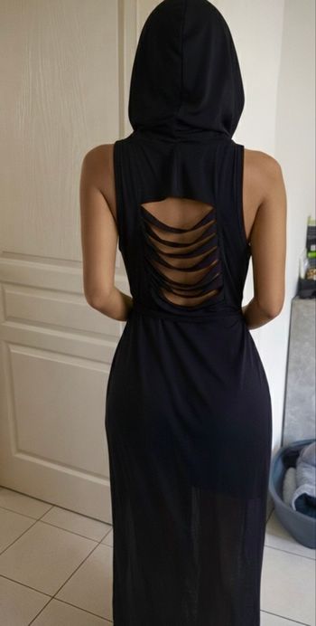 Robe longue noire à capuche – Dos nu travaillé – Taille L
