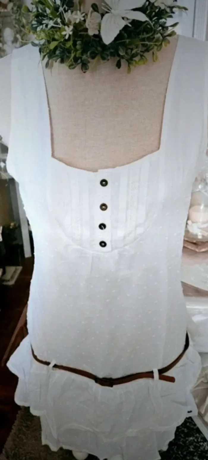 Robe blanche volantée sans manches dentelle Taille 38/40 Neuve