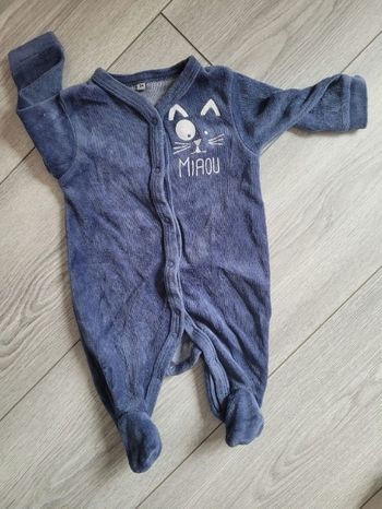 Lot de 4 pyjamas taille 1/3 mois