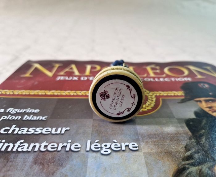 Figurine  , Napoléon , jeux d'échec de collection  , pion blanc , le chasseur de l'infanterie legere - photo numéro 4