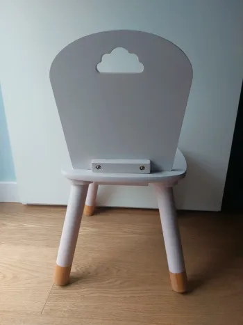 Deliziosa seggiolina / sedia in legno lilla chiaro