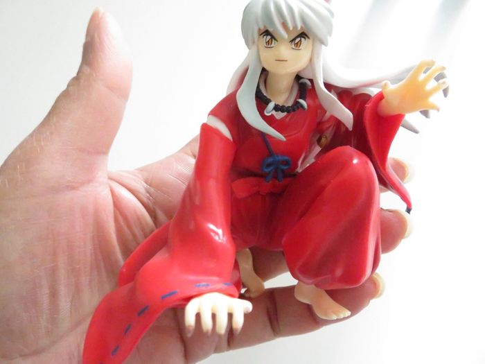 Figurine manga fille rouge accroupi - photo numéro 4