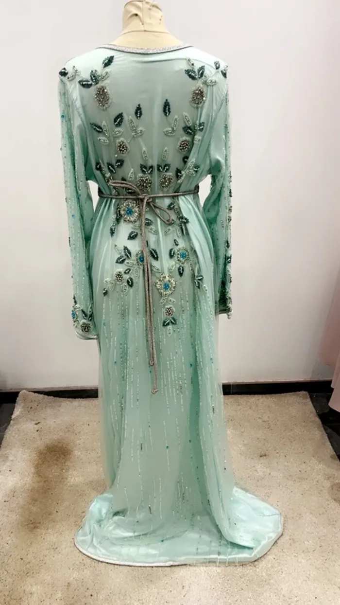 Caftan perlé très chic porté - photo numéro 5