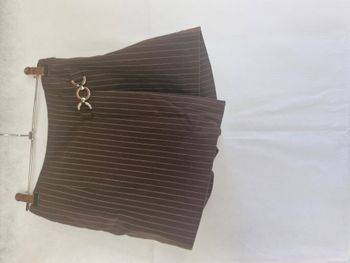 Jupe short 32 Pimkie Marron fines rayures blanches boucle décorative