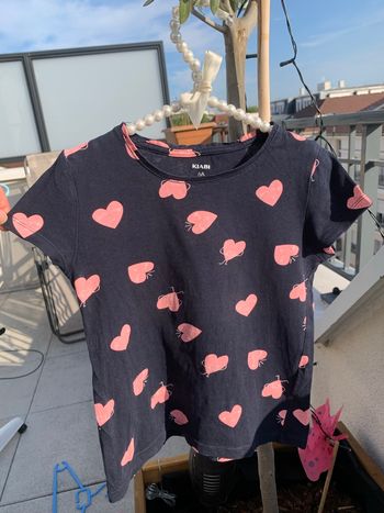 Tee-shirt coeurs roses. Marine.