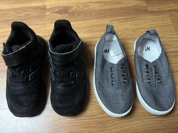 Lot de 2 paires de chaussures Pointure 24