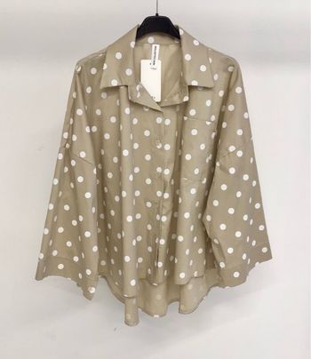 Chemise beige clair à pois blancs oversize – style tendance