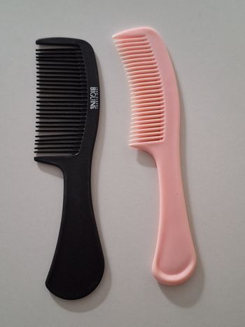 Lot de 2 peignes en plastique