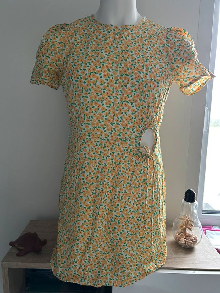 Magnifique robe jaune fleurie