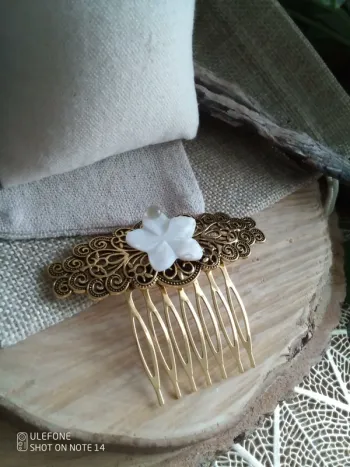 Barrette bohème avec fleur de nacre et pierre de labradorite