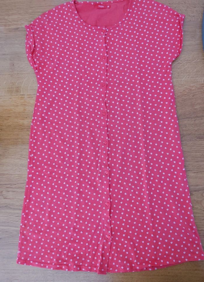 Chemise de nuit sans manches rose à motifs trèfles