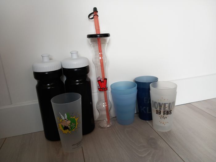 Lot de 7 gobelets et 3 gourdes enfant
