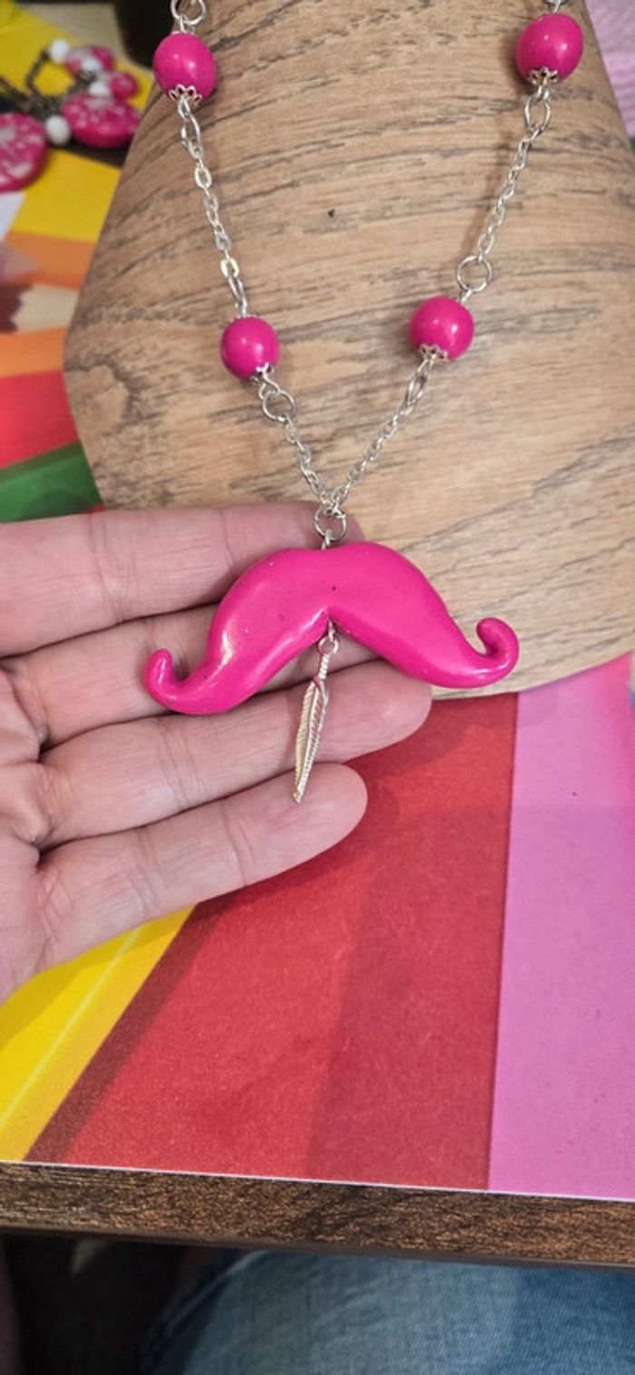 Collier sautoir moustache rose Fimo - photo numéro 3