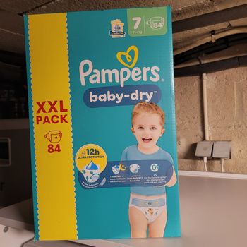 Gros carton de 84 couches pampers taille 7