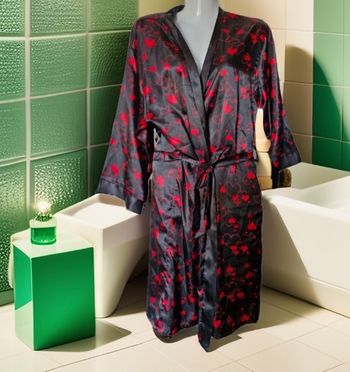 Superbe peignoir satin noir coeurs rouges