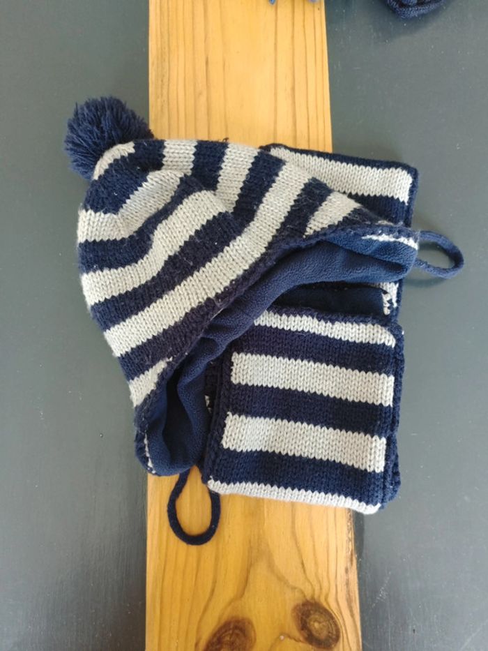 Ensemble bonnet et écharpe à rayures