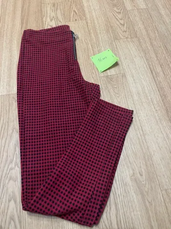 Pantalon rouge et noir