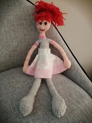 Poupée tricotée à la main