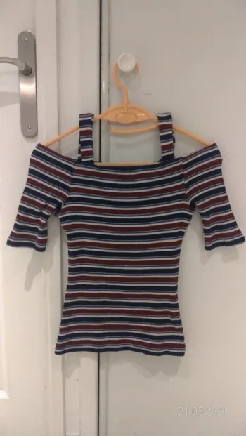 Top manches courtes rayés épaules dénudées