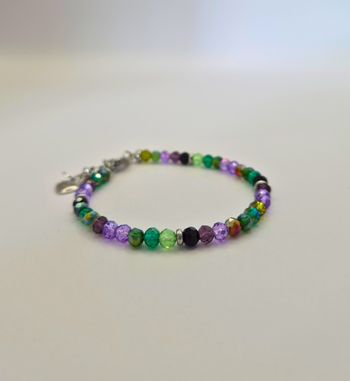 Bracelet argenté petites perles vertes et violettes