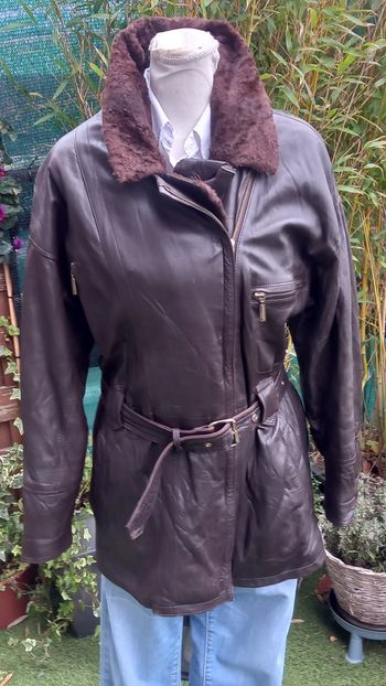 Très belle veste en cuir véritable :Fabiani