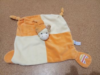 Doudou mouchoir , carré, motif girafe gipsy orange, jaune , mixte, pattes, étiquette