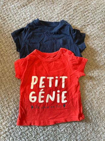 2 t-shirt manche courte 1 mois kiabi en très bon état